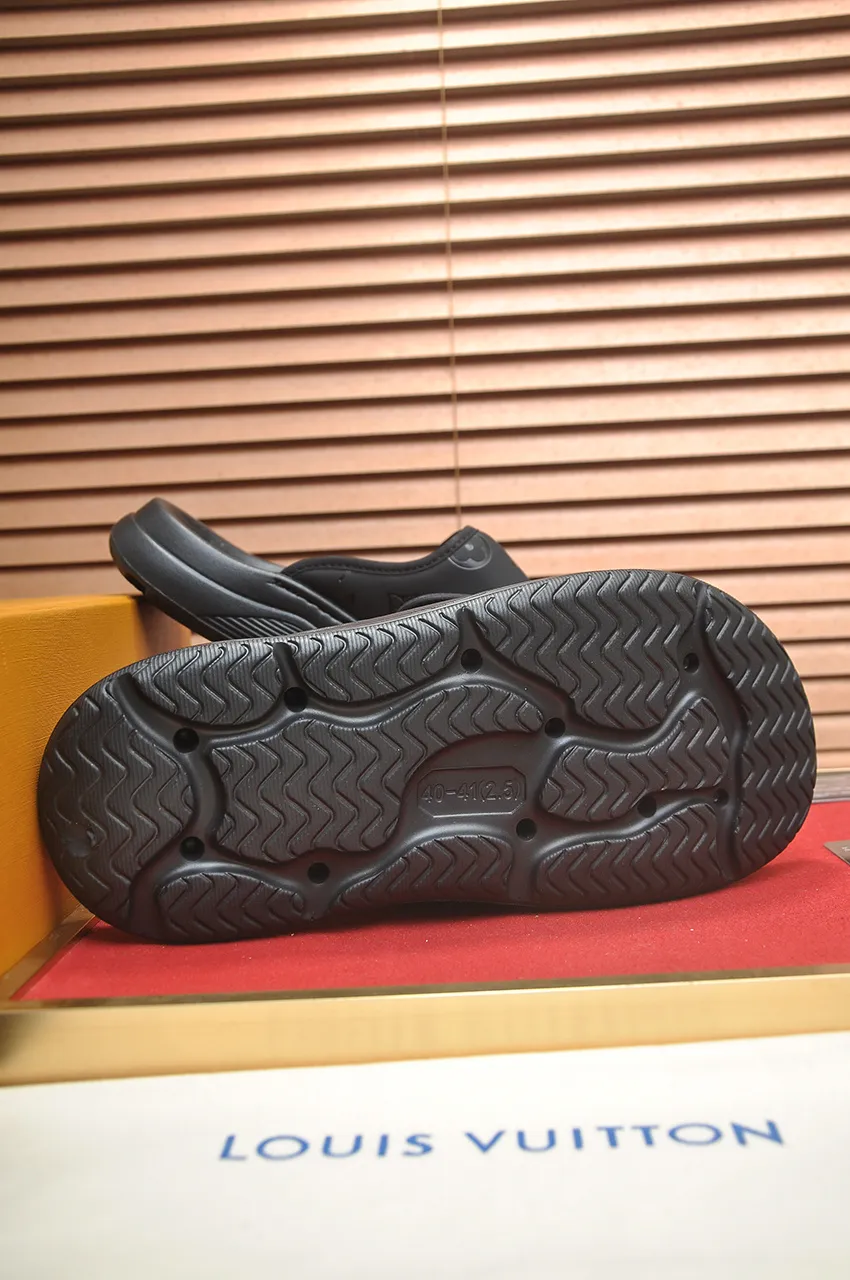 Men's men's shoes 💰340💶 [Louis Vuitton LV slippers] (high-end cowhide) counter 1:1 fashion style, a must-have for summer! The designer used LV’s iconic outsole. The original simple slippers instantly become fashionable! The upper is made of flexible special cowhide leather straps alternately, and the workmanship is exquisite! A must-have for stylish men in summer, size 38-45 (45 customized)